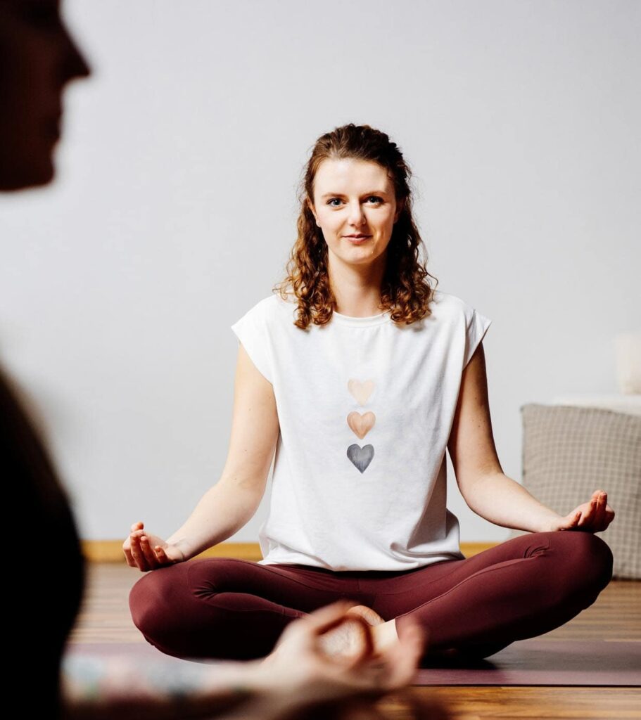 Yoga Lehrerin meditiert